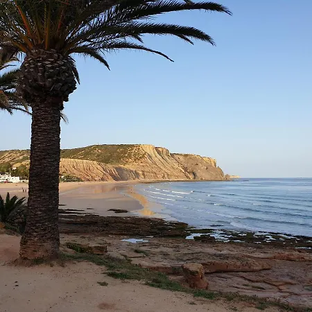 Top-floor 2 Bedroom With Sea View And Pool דירה *