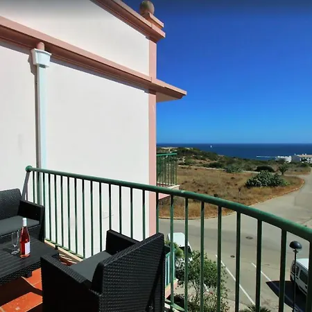Top-floor 2 Bedroom With Sea View And Pool