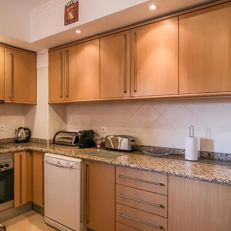 Top-floor 2 Bedroom With Sea View And Pool דירה *