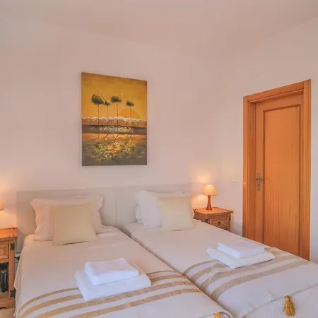 Top-floor 2 Bedroom With Sea View And Pool דירה *