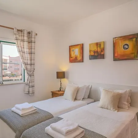 Top-floor 2 Bedroom With Sea View And Pool Apartment