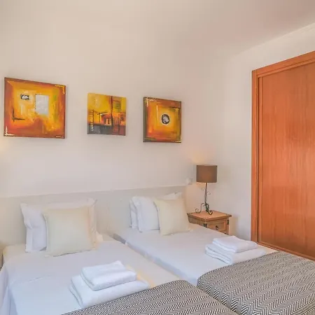 Top-floor 2 Bedroom With Sea View And Pool דירה *