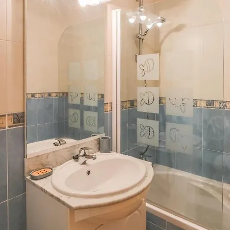 Top-floor 2 Bedroom With Sea View And Pool דירה