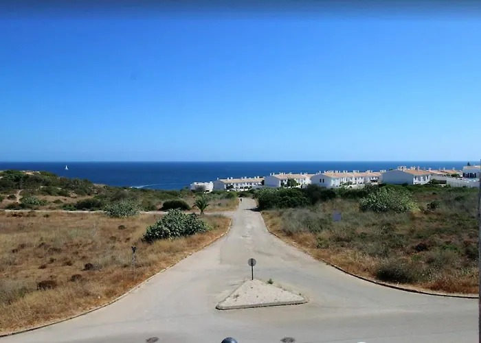 Top-floor 2 Bedroom With Sea View And Pool