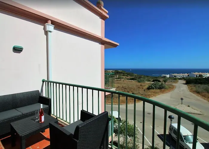 Top-floor 2 Bedroom With Sea View And Pool